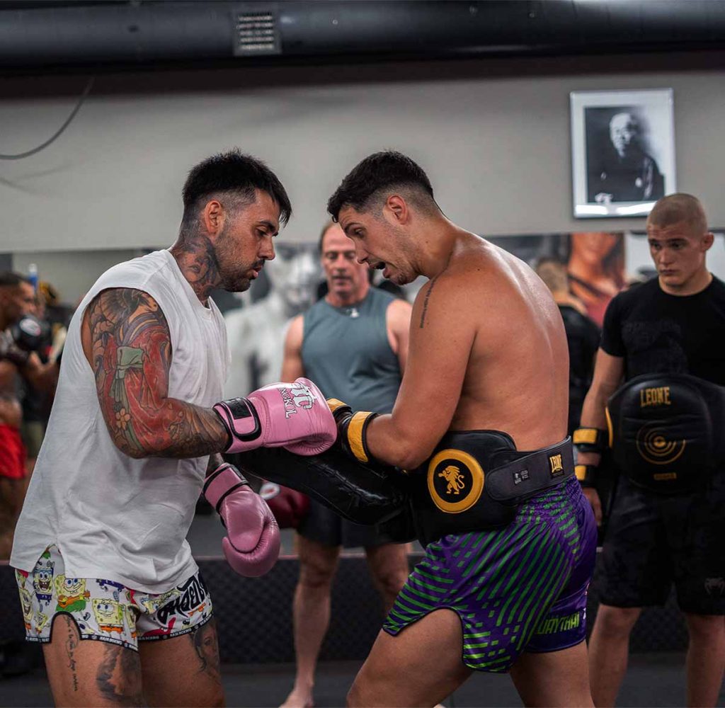 hombres entreno lucha tatami gimnasio artes marciales