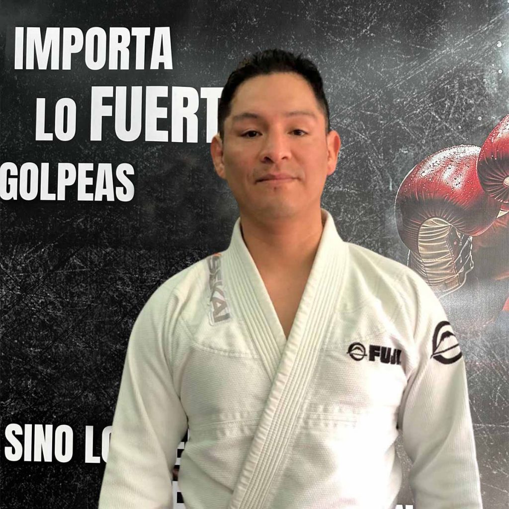 Hombre rasgos orientales kimono blanco