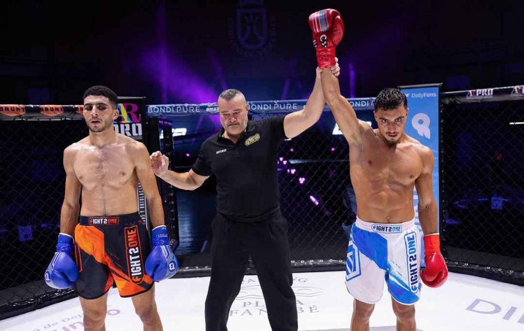 juez levanta brazo ganador combate muay thai k1 kickboxing